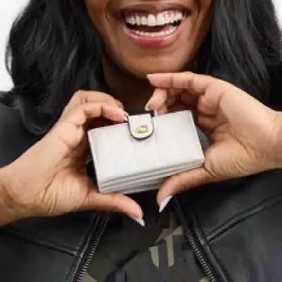 COACH
Essential Multi Card Holder With Pillow Quilting In Chalk NWT - Picture 3 of 3